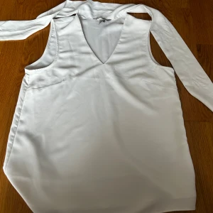 Blus hm - Snygg blus från hm som man kan knyta runt halsen. Skön och luftig. Passar xs/ s