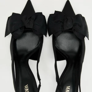 Zara klackskor rosett - Klackskor med rosett detalj. Använda 2 gånger men tyvärr lite för små för mig. Nyskick. Köpta för 399! Betalningen skrev via Swish och frakten spårbart via postnord. 🌸