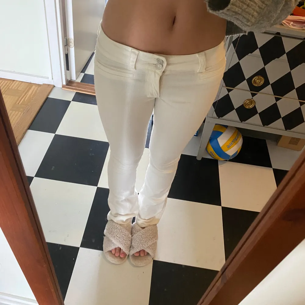 jättesnygga lågmidjade jeans från h&m barnavdelning. Stl 164 men passar mig som brukar ha xs 💗💗säljer pga att de inte används. skriv vid frågor💕. Jeans & Byxor.