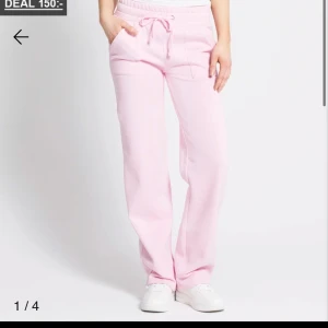 Rosa mjukisbyxor  - Säljer dessa jättefina mjukisbyxor från lager157💕 storlek xs, använd max två gånger så skicket är fint🫶🫶