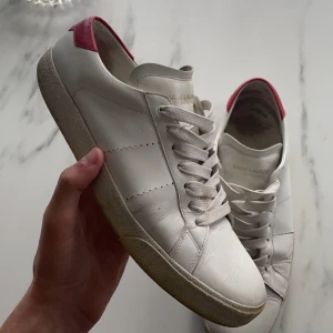 Saint Laurent Skor - Hej! Säljer dessa ysl skor då jag inte använder de, skorna är i rätt bra skick, storleken är 41 men passar även 42