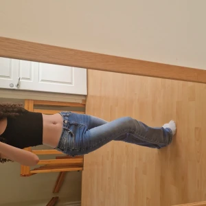 Low rise jeans wide leg - Den är storlek xs och gör så att mam får en bra form