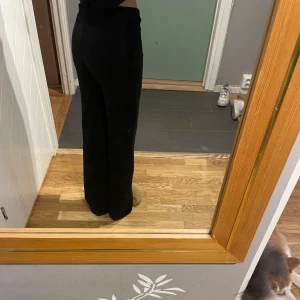 Svarta utsvängda byxor  - Säljer svarta utsvängda byxor. De är använda få gånger.