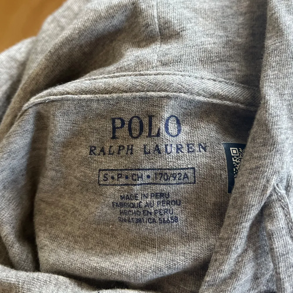 Säljer en riktigt fet Ralph lauren Hoodie till ett fullkomligt bra pris! 🏖️| Självklart Äkta! ✅ | Skick 8,5/10 | Pris kan diskuteras! | Fraktas spårbart och snabbt! 🙌 | Hör av dig vid minsta fundering! | FÖRST TILL KVARN! 👑. Hoodies.