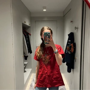 Harrypotter tröja med gryffindor - En röd tröja från Harry Potyer museet med ett tryck av GRYFFINDOR elevhems märke i paljetter ❤️❤️🥰 Pris kan diskuteras Finns bara i vissa få exemplar 