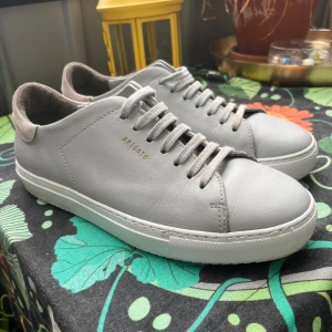 Axel arigato skor - Billigt pris då ena har en missfärgning på sulan. Det går att måla över men inget jag lägger tid på. Annars nästan helt nya.  Hör av dig vid minsta fråga😊