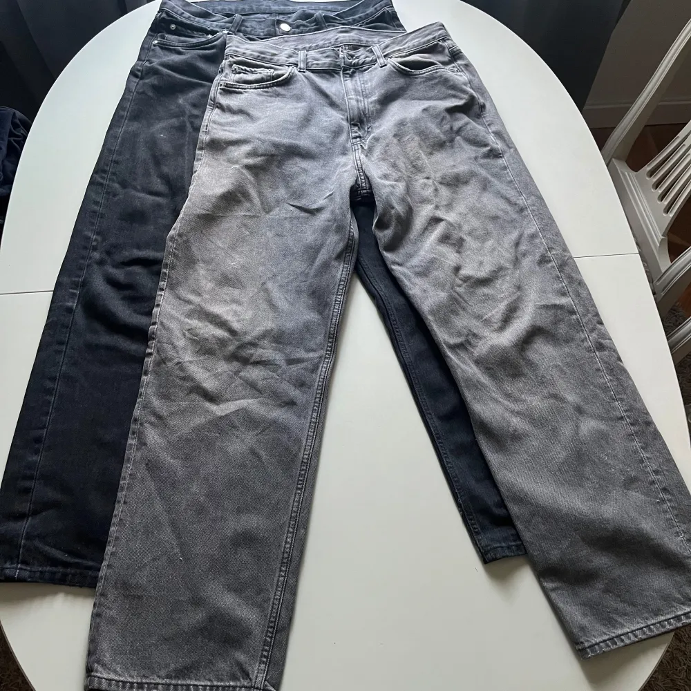 Tjena säljer dessa riktigt feta par jeans. De är välbehållna och inte använda så mycket. 200/st. Båda för 319kr. Jeans & Byxor.