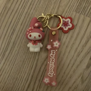 kawaii my melody nyckelring  -  jättesöt sakura my melody nyckelring!🌸 köpt för 99kr✨ aldrig varit använd så är helt i nyskick!💕köparen står för frakten