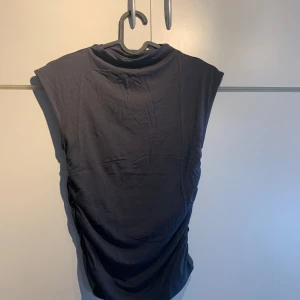 Gina topp - En grå topp med hög hals och scrunch från Gina Tricot. Köpt i våras men har bara legat i min garderob sedan dess. Prislapp kvar.