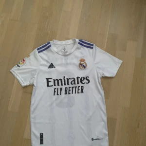 Real Madrid 2022/23 hemma Benzema 9 - Real Madrid fotbollströja från säsongen 22/23 med benzema där bak. Använd men i perfekt skick, pris kan diskuteras.