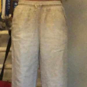 Beige Linne byxor  - Linne byxor i beige . Använda, i gott skick. Säljer på grund av att de blivit för korta 