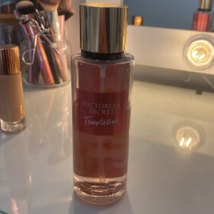 Victoria secret body mist - Mer en halva kvar i, nypris 300-400. Går inte att köpa i Sverige.