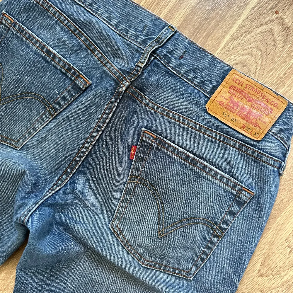 Lågmidjade levis jeans i den populära modellen 557 ”Eve”. Storlek W33L32 men de är insydda av mig i midjan så nu är midjemåttet ca 85cm runt om. Innerbenslängden är 80cm. Jag är ca 169cm och brukar ha storlek 38 för referens! Skriv vid fler frågor🤘. Jeans & Byxor.