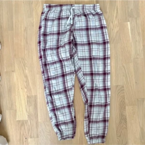 Pyjamasbyxor  - Rutiga pyjamasbyxor  Använda men fint skick Sköna🥰 Små i storleken. Står M men skulle säga S