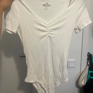 Vit body  - Vit body från Hollister i storlek S. Bra skick. 