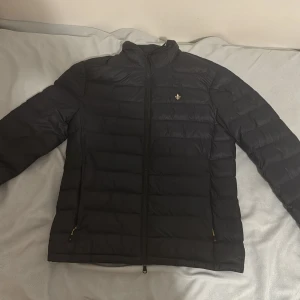 Morris jacka herr - Morris jacka her, storlek S, använd ett par gånger bara. Väldigt bra skick. Ny pris 1900. Pris kan diskuteras.