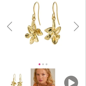 Örhängen - Guldiga blom örhängen från pilgrim💞De är endast använda en gång, nypris 379kr