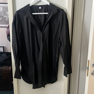 Svart oversized skjorta - Svart skjorta i storlek L från Shein