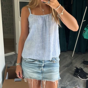 Randigt linne -  Säljer detta jättefina linne från H&M. Slutsålt och finns inte att köpa på hemsidan💙🤍