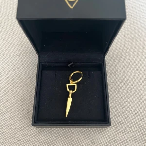 Maria nilsdotter örhänge  - Bitten earring från Maria Nilsdotter. I princip som nytt då det nyligen är guldpläterat🙌🏼🙌🏼 skriv vid fler bilder eller frågor 