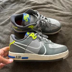 Nike air force 1 - Nike air force 1 sneakers  Har 38 i vanligt fall men går alltid ner en halv storlek på air force för att dom inte ska creasa