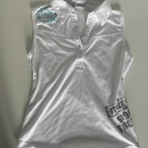 Väst med krage - Skitcool y2k väst med krage! Fina detaljer. Har storleken M/L men passar mer S/XS. Skriv gärna om du har några frågor!💞