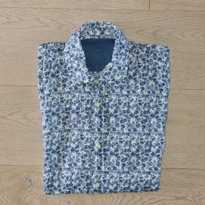 Altea skjorta  - Jag säljer min Altea skjorta. Den är använd men är i bra skick. 