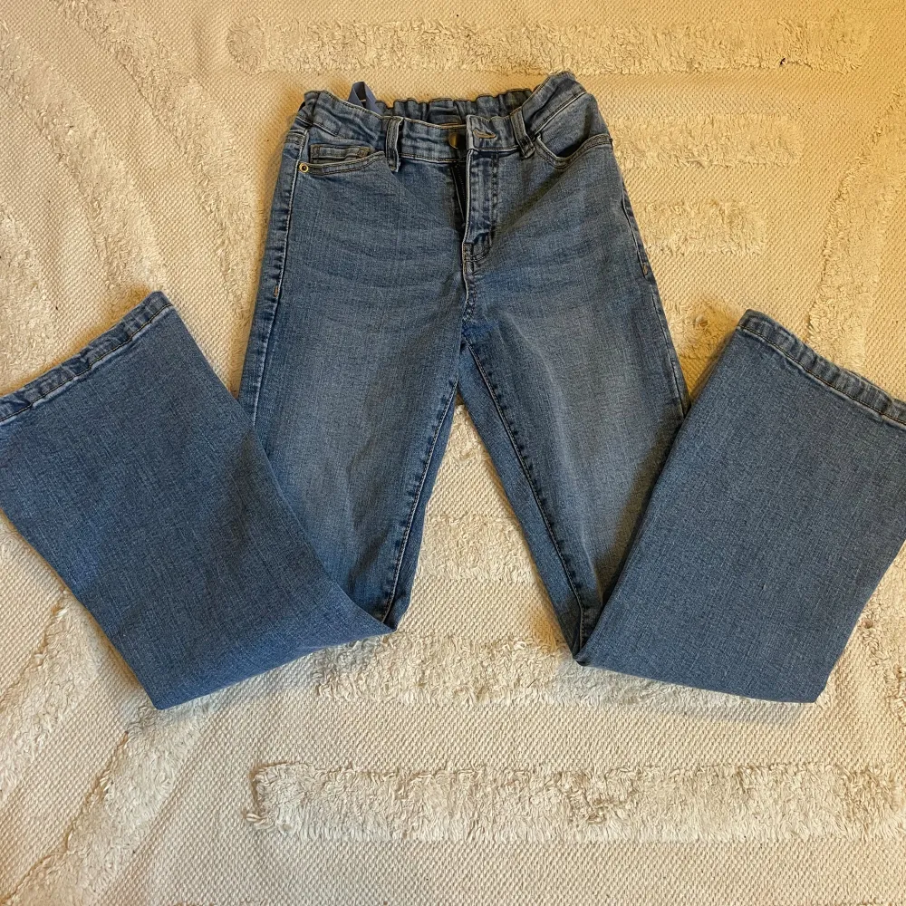 Fina bootcut jeans från Ullared aldrig använda 10/10 skick. Nypris 130kr. Jeans & Byxor.