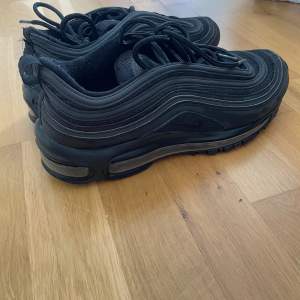 Säljer ett par par air Max 97 tripple back, original pris 1900 kr  använda ett par gånger men bra skick. Tyvärr har floppat på vänstra gått av där bak som ni kan se på tredje bilden  Storlek 42  Boxen kommer med 