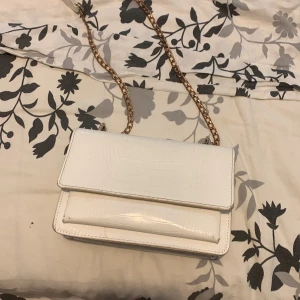 Väska - Säljer nu min väska från Boohoo då den inte kommer till användning. Den köptes förra året och är i bra skick förutom att det finns en liten repa på framsidan o därför är priset lägre.💕