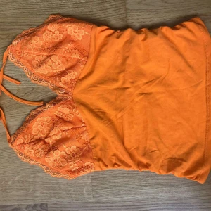 Oranget linne  - Ett fint linne som inte kommer till användning då de inte passar🌸