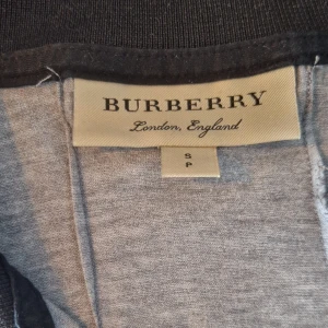 Ny Burberry pikétröja storlek S - Ny Pike , dock utan prislappar. Storlek S.