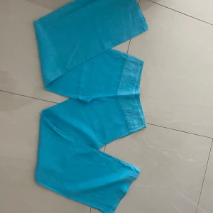 Ljusblåa linnebyxor - Ljus/baby blåa linne byxor. Helt perfekta lågmidjade äkta linne byxor. I ett skönt och bekvämt matrial. 