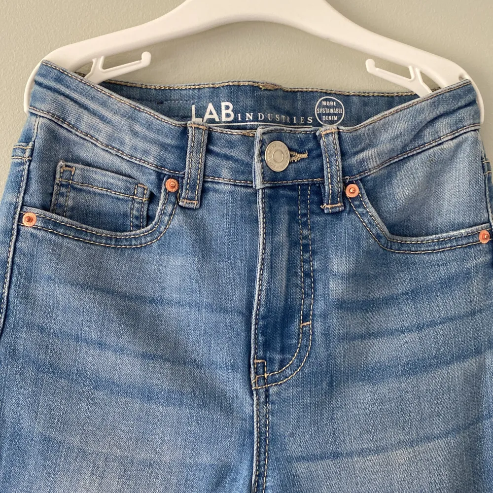 Storlek 140. Fint skick men lite fläckiga längst ner på jeansen. High wast Jeans med utsvängda ben . Jeans & Byxor.