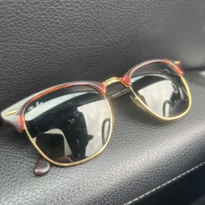 Ray-Ban solglasögon  - Hej har ett par Ray-Ban solglasögon i fint skick ,används inte mer därav säljer ja dom.