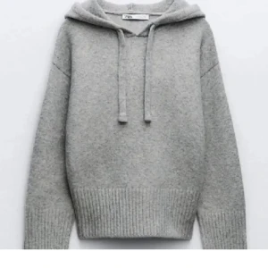 Zara stickad hoodie  - Säljer denna fina hoodie från zara som jag aldrig kommit till användning, Säljer den för 250+ frakt men den är köpt för 400kr. Den är i storlek M/L men sitter som s/xs