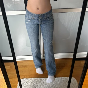 Lågmidjade Bootcut jeans  - Lågmidjade jeans i storlek W26 L32. Innerbenslängd:80 midjemått:35 stretch till 37. köp sker via köp nu, jag postar inom 24h. Kvar tills markerad såld ❗️❗️