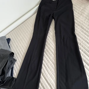 Svarta kostymbyxor  - Storlek 32 från HM. Byxorna säljs inte längre i butik. Är 165 cm. 