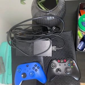 Xbox One  - Använd men funkar som ny. Skriv gärna om du vill diskutera priset eller om du vill byta. Kommer med 2 handkontroller och alla originella kablar.