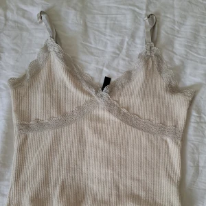 Spetslinne - Snyggt spetslinne ifrån h&m divided i storlek S. Superbra skick och har inga defekter! Priset är diskuterbart och jag kan skicka fler bilder samt bilder med linne på privat 💓