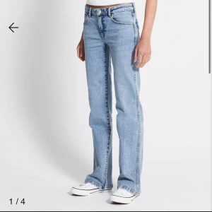 lågmidjade jeans  - lågmidjade blåa jeans i storlek m men passar mig som vanligtvis är s. passar perfekt i längden för mig som en 176cm💕