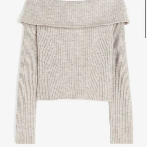 Stickad Off shoulder  - Säljer en jätteskön och fin off shoulder tröja då den inte kommer till användning. Den är i nyskick och använd fåtal ggr. I storlek M men sitter som S. Kom privat om du har frågor ❤️