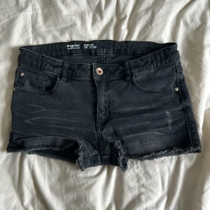 Jeans shorts  - Ett par snygga svarta low waist  jeans shorts. Säljer för dom inte kommer till andvändnig. Man kan ändra i midjan ( se bild 5) 💕pris kan diskuteras 