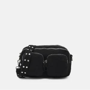 Väska Gina Tricot  - Säljer denna väskan från Gina Tricot som har varit populär💛den är i nyskick!