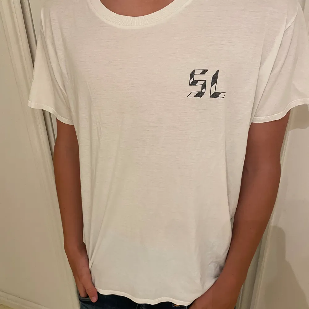 Säljer denna sjukt snygga och unika tröja från lyxmärket saint Laurent! . T-shirts.