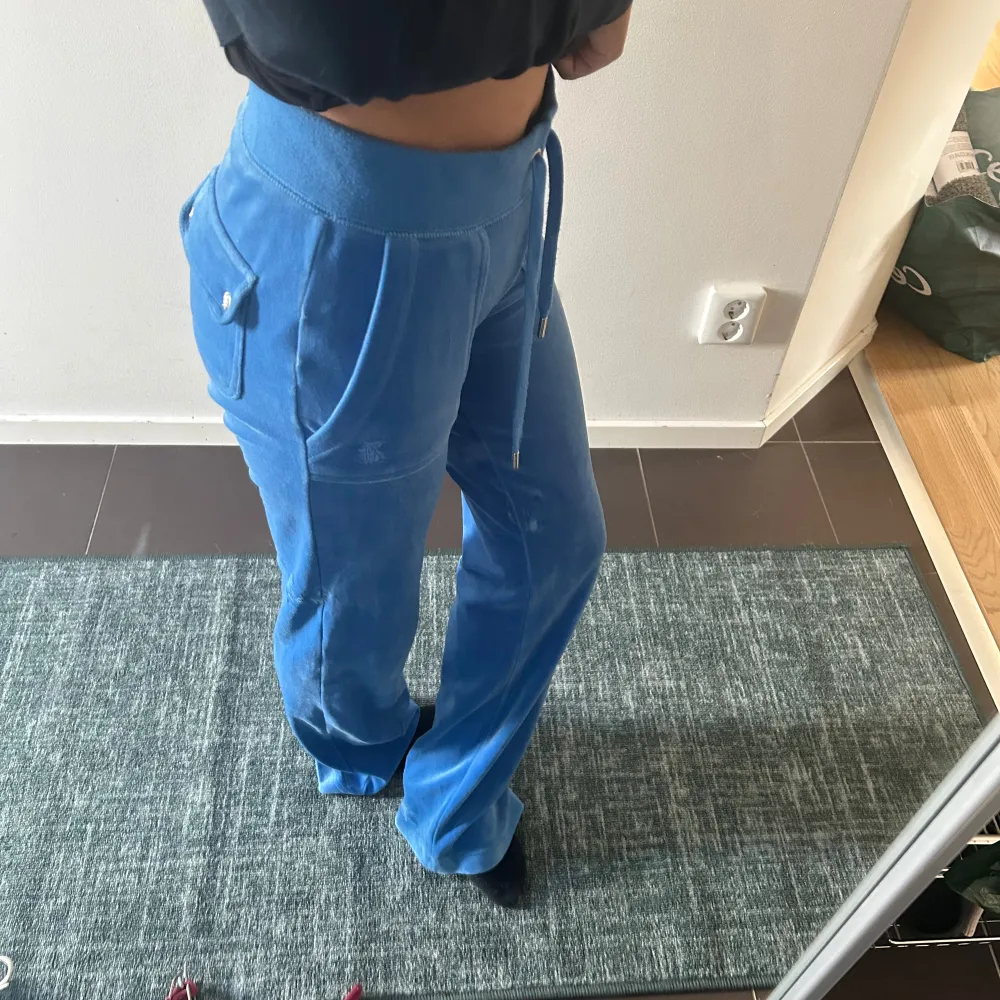 Jag säljer mina juicy byxor då jag tycker att byxorna är för långa för mig.Byxorna är begagnade och har små fläckar av vit färg vid backbenen❤️❤️. Jeans & Byxor.