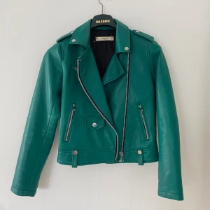 Skinjacka  - Grön jeansjacka endast använd en gång. Fint skick och kul att äga då den sticker ut från mängden 