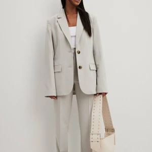 Beige kavaj  - Jätte fin och knappt använd beige kavaj från NA-KD. Nypriset ligger på 1069kr. Säljer den då den är lite för stor för mig🫶🏼. 