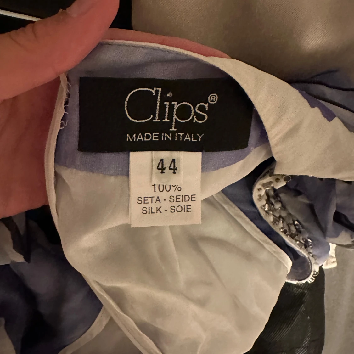 Blommig klänning med pärldetaljer - 93