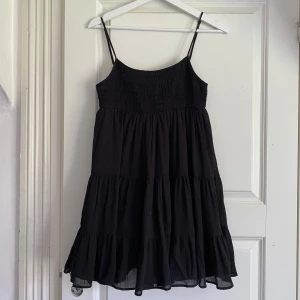 Svart klänning ZARA  - Svart, kort klänning från Zara med volanger Stl S